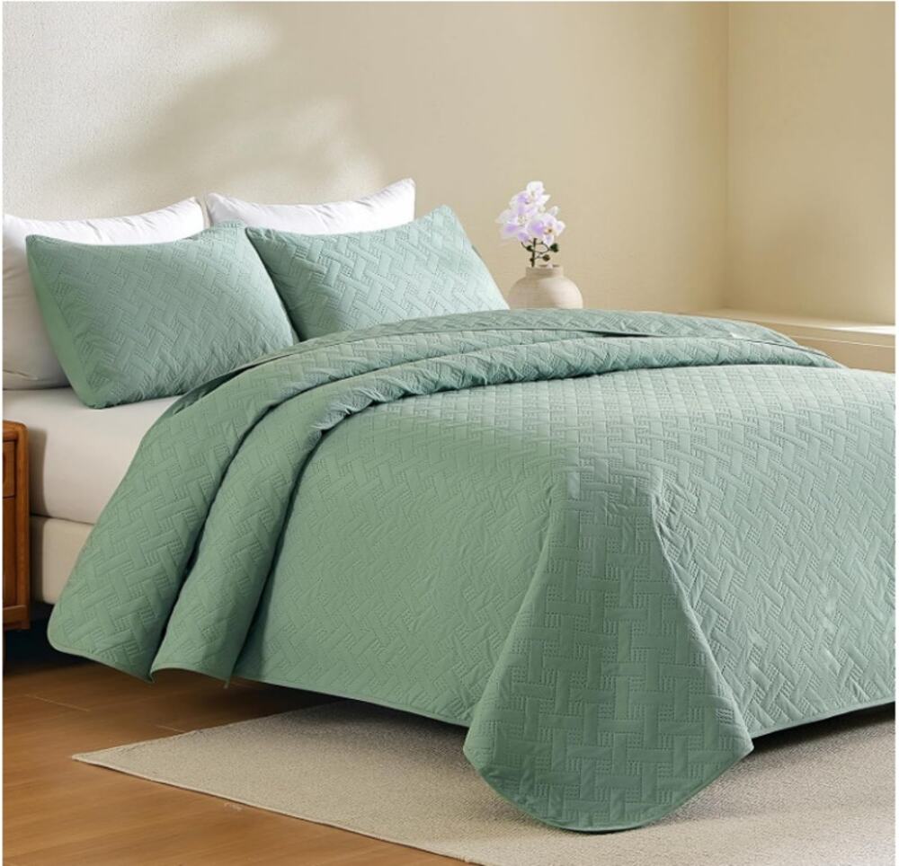 JYHOPE Sage Green Twin Quilt 68x90 Lightweight Microfabric Bedspread & Shams Set